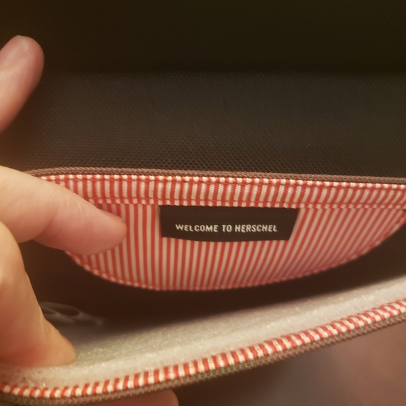 Herschel tablet case - Picture 3 of 3